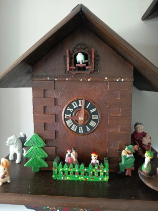 Orologio a cucù in legno con giostrina