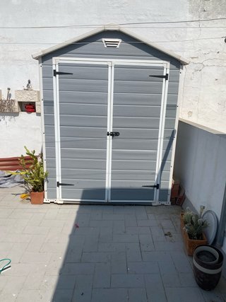 Caseta de jardín gris y blanca keter