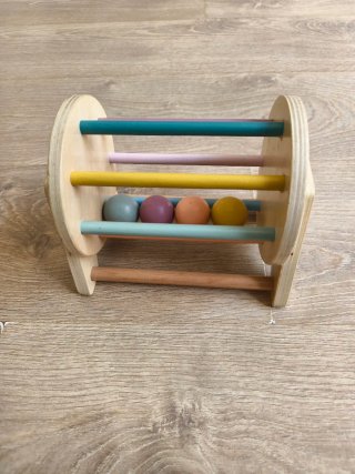 Juguete de madera con bolas de colores