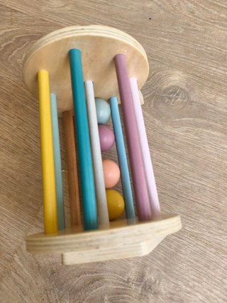 Juguete de madera con bolas de colores