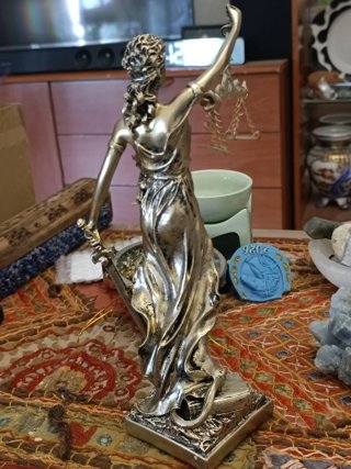Figura de la Justicia con Balanza y Espada