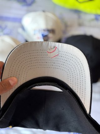 Gorra New Era 9FORTY Ajustable Negra y Dorada