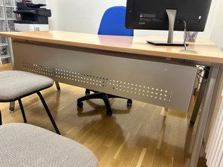 Conjunto escritorio y 3 sillas oficina