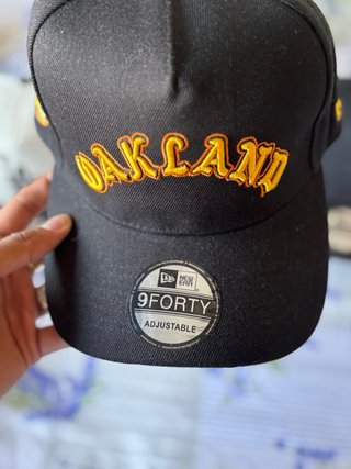 Gorra New Era Oakland Ajustable Negra Dorada