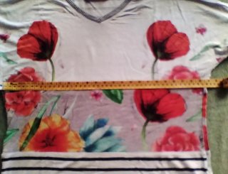 T-shirt Desigual con fiori rossi