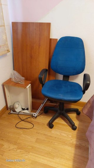 Escritorio y silla de oficina azul