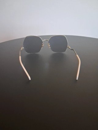 Gafas de sol Gucci negras y doradas