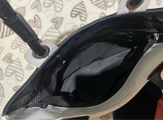 Borsa nera e bianca con disegno
