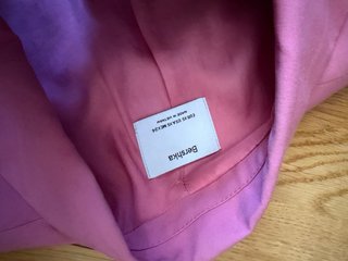 Giacca rosa e foulard abbinati