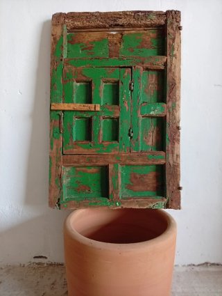 Ventana antigua madera clavos 98x65cm