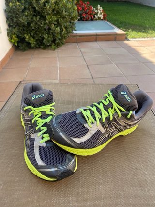 Zapatillas deportivas Asics gris y amarillo.