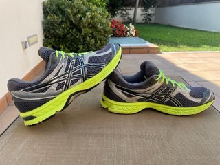 Zapatillas deportivas Asics gris y amarillo.