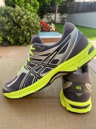 Zapatillas deportivas Asics gris y amarillo.