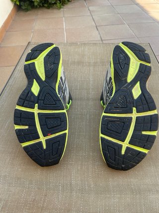 Zapatillas deportivas Asics gris y amarillo.