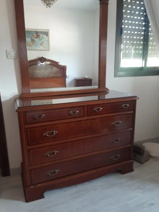 Cómoda de madera con 5 cajones