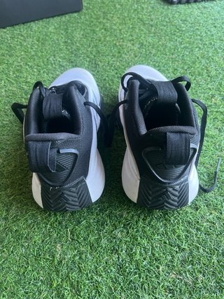 Zapatillas Baloncesto Adidas Negras y Blancas.