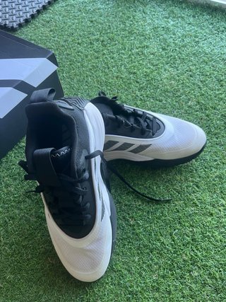 Zapatillas Baloncesto Adidas Negras y Blancas.