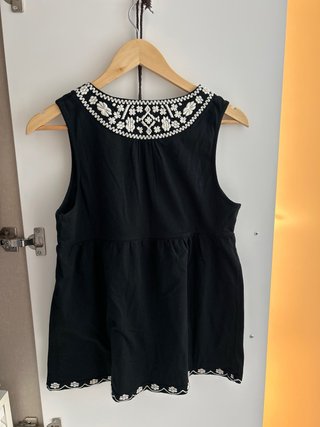 Blusa negra bordada