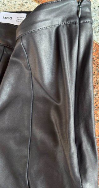 Pantalones efecto cuero negros Mango T.XS
