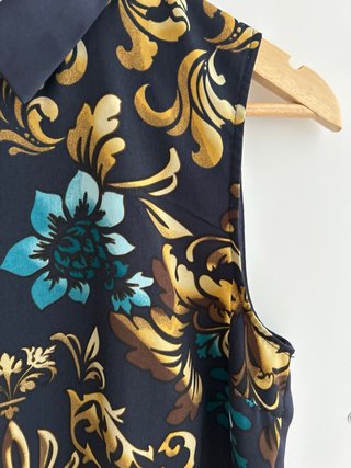 Blusa con estampado floral y cuello