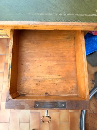 Scrivania d'epoca in legno con piano in pelle