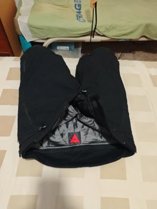 Conjunto moto chaqueta y pantalón