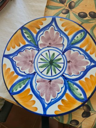 Coppia di piatti decorativi in ceramica dipinta