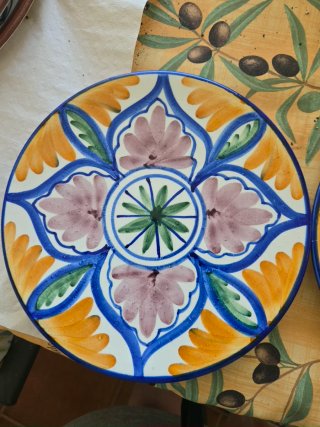 Coppia di piatti decorativi in ceramica dipinta