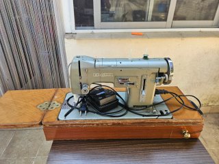 Máquina de coser Wertheim antigua portátil