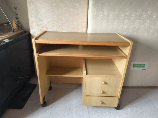 Escritorio madera con ruedas y cajones