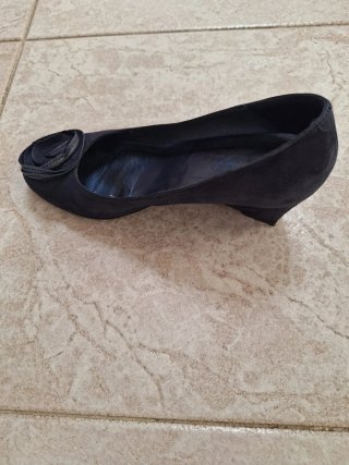Zapatos ante con detalle de flor