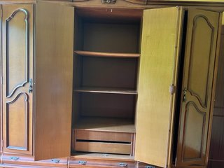 Armario castaño antiguo de madera