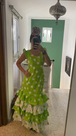 Traje de flamenca verde con lunares blancos