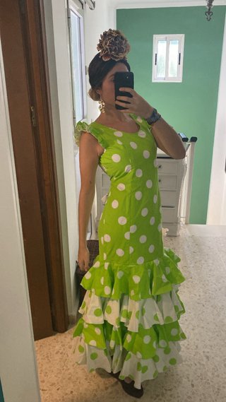 Traje de flamenca verde con lunares blancos