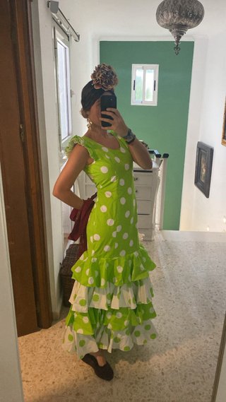Traje de flamenca verde con lunares blancos