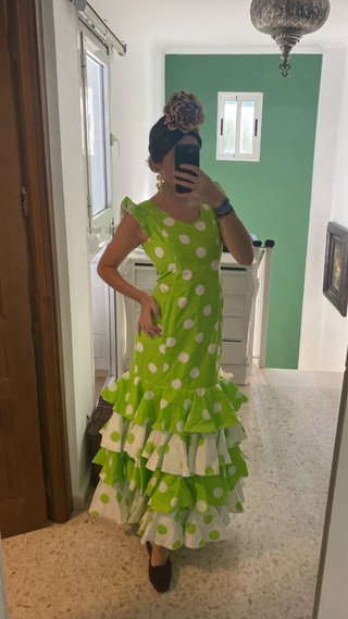 Traje de flamenca verde con lunares blancos