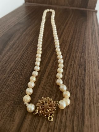 Collar de perlas con cierre dorado