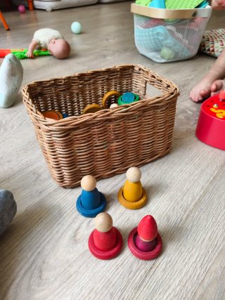 Nins de madera arcoíris