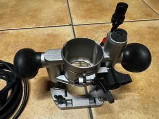 FRESADORA MAKITA CON ACCESORIOS. SIN ESTRENAR