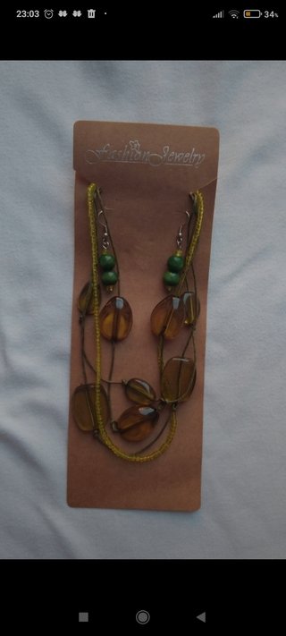 Collar y pendientes de bisutería