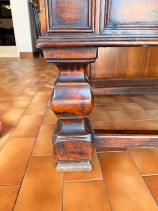 Elegante tavolino in legno massello