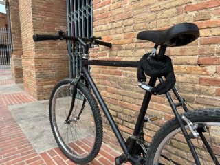 Bicicleta Negra con Candado