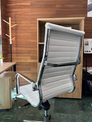 Silla de oficina cuero blanca y metal