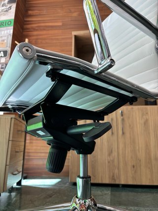 Silla de oficina cuero blanca y metal