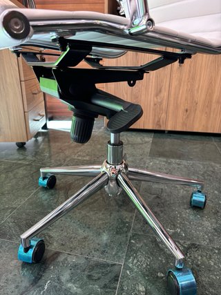 Silla de oficina cuero blanca y metal