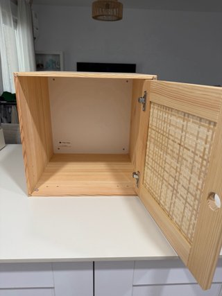 Cubo de madera con diseño de ratan