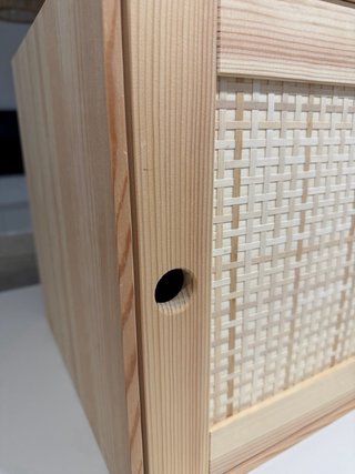 Cubo de madera con diseño de ratan