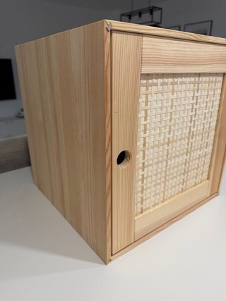 Cubo de madera con diseño de ratan