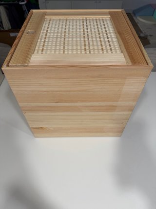 Cubo de madera con diseño de ratan