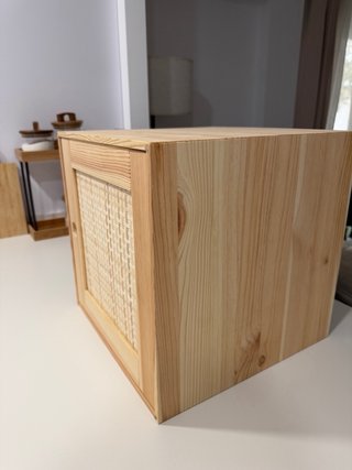 Cubo de madera con diseño de ratan